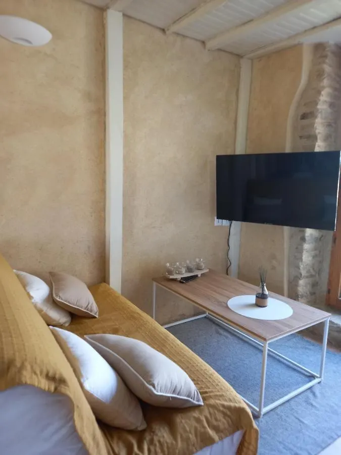 Maisonnette en pierre avec terrasse privative. Baye  France
