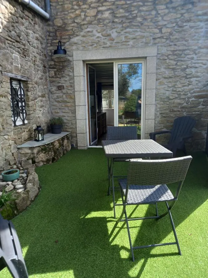Maisonnette en pierre avec terrasse privative. Baye
