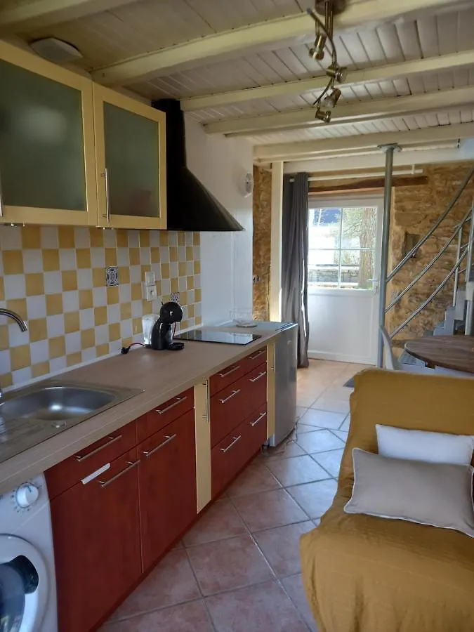 Maisonnette en pierre avec terrasse privative. Baye