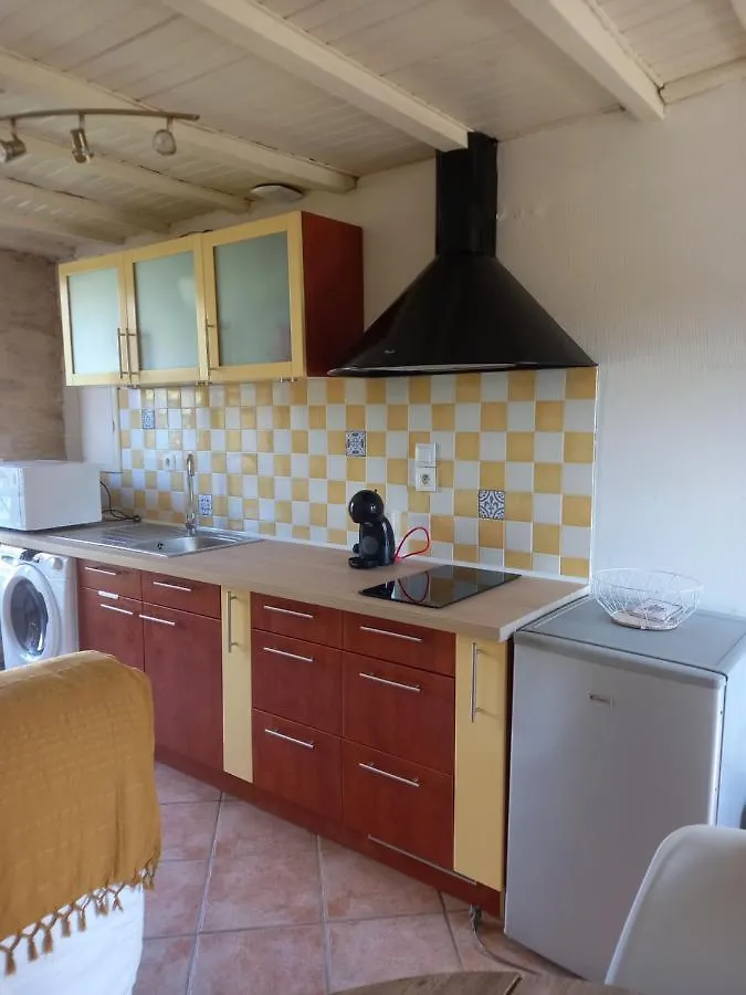 Appartement Maisonnette en pierre avec terrasse privative. Baye