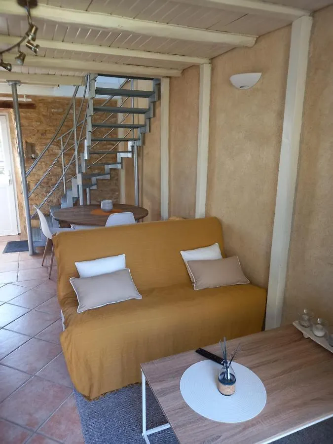 Maisonnette en pierre avec terrasse privative. Baye  0*, Baye (Finistere)